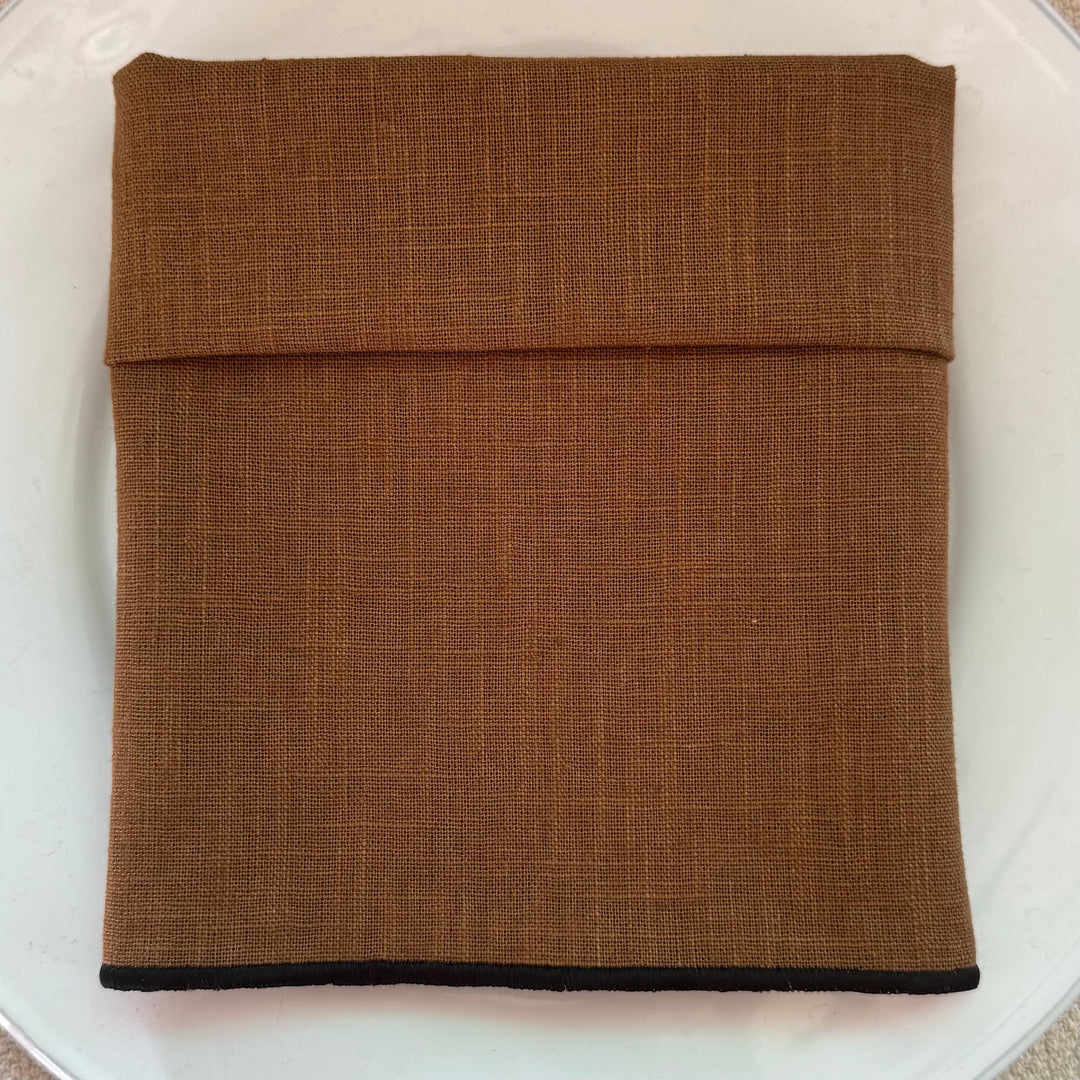 Servilleta de Lino Camel con Festón Negro