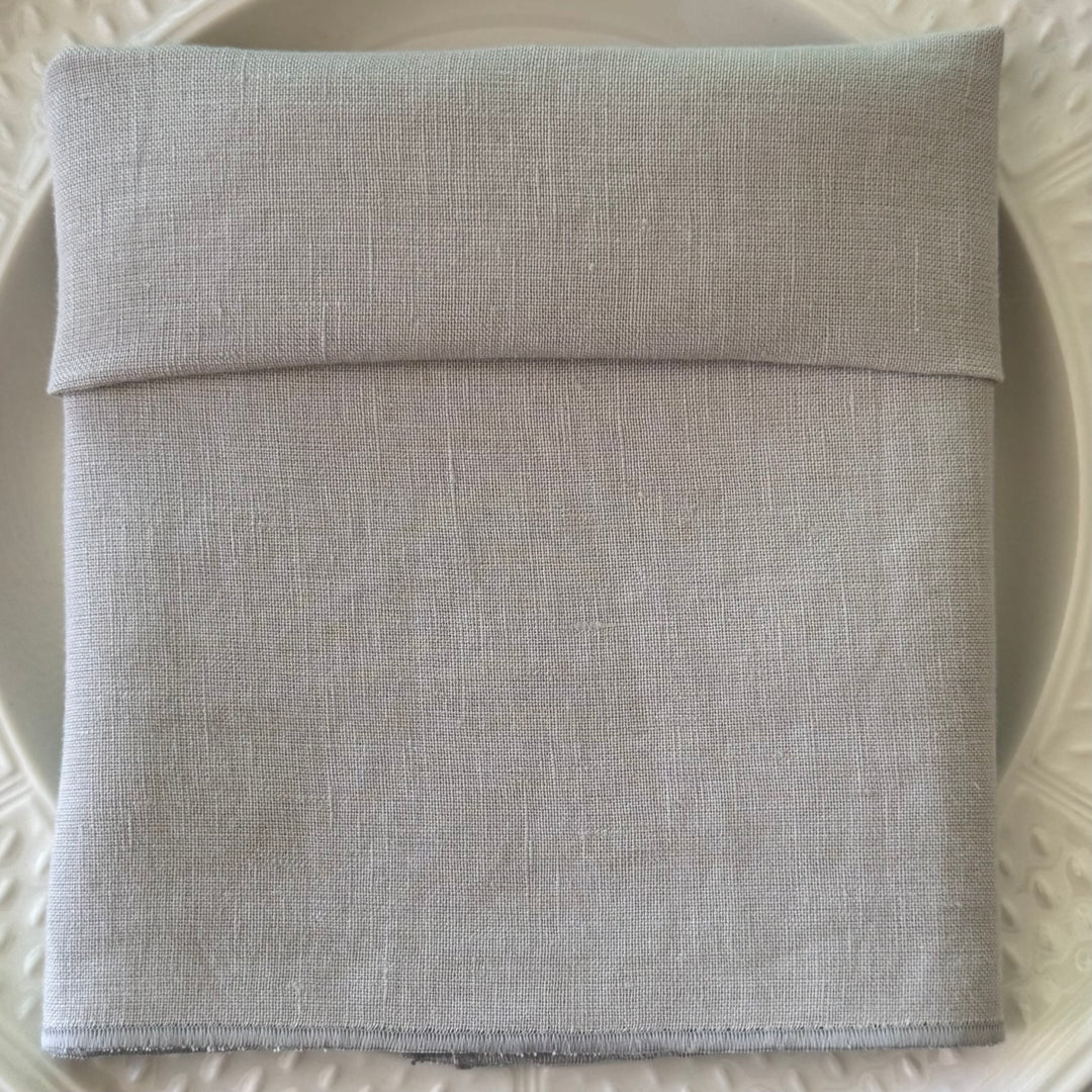 Serviette en lin gris avec feston