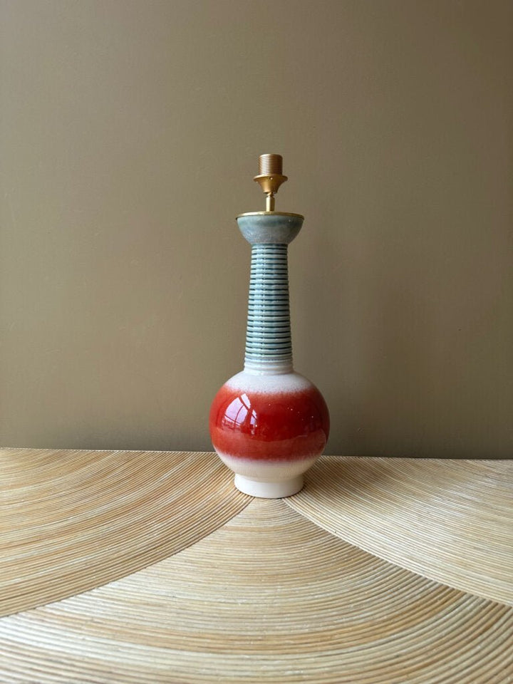 Pie de Lámpara Orbis Rouge - La Compañía Francesa