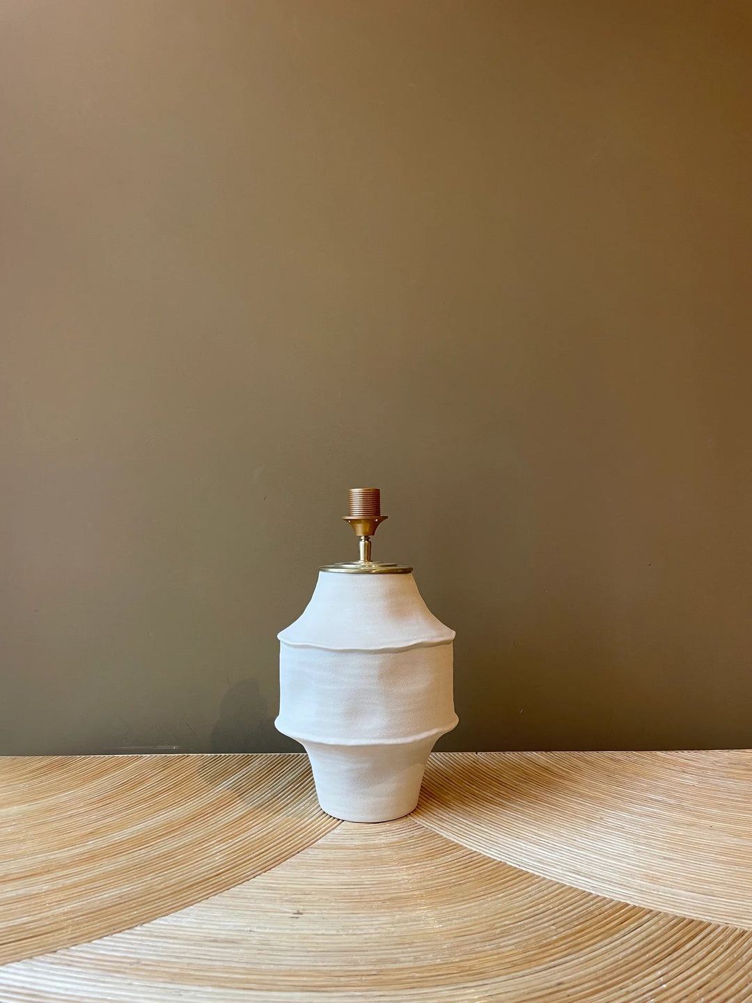 Pie de Lámpara SandStone - La Compañía Francesa